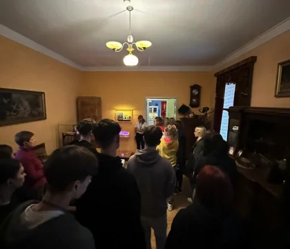 121